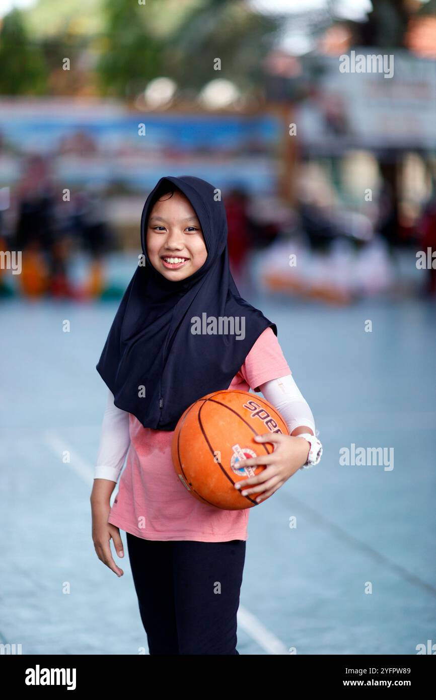 Ragazza indonesiana che indossa il tradizionale velo islamico hijab. L'Indonesia ha la più grande popolazione musulmana del mondo. Surabaya. Indonesia. Foto Stock