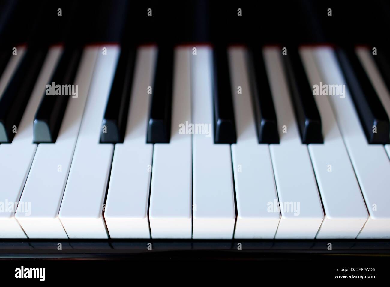 Pianoforte nero Yamaha. Primo piano della tastiera. Foto Stock