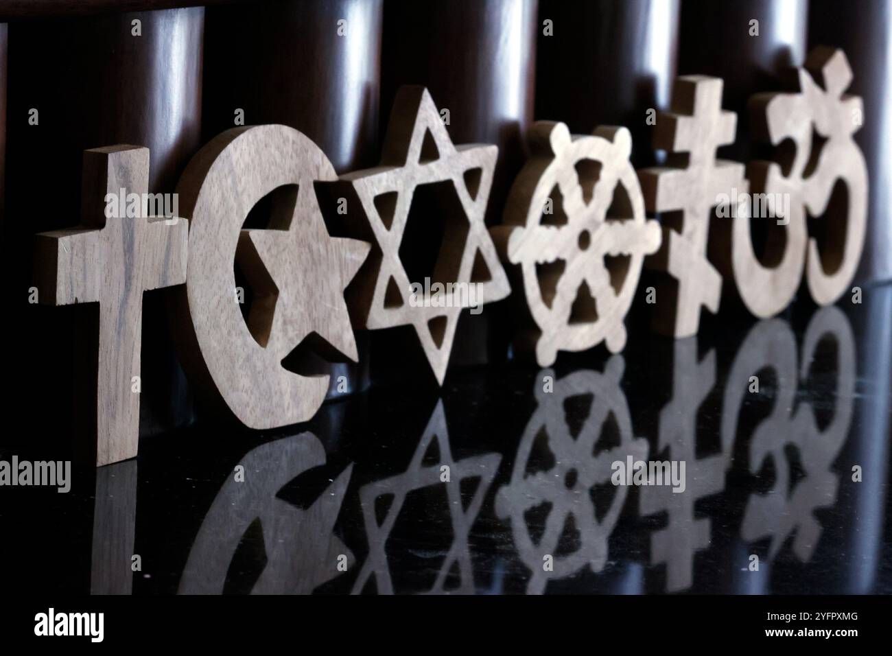 Simboli religiosi di cattolicesimo, Islam, Ebraismo, Ortodossia, protestante, buddismo e induismo, interreligioso, dialogo interreligioso e spiritualità. Foto Stock