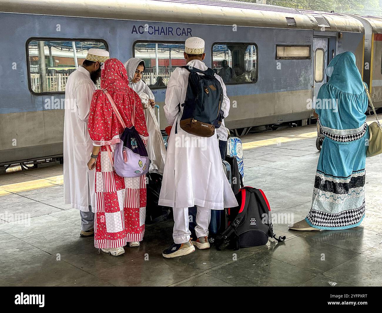 Musulmani su una piattaforma nella stazione centrale di Mumbai, India Foto Stock