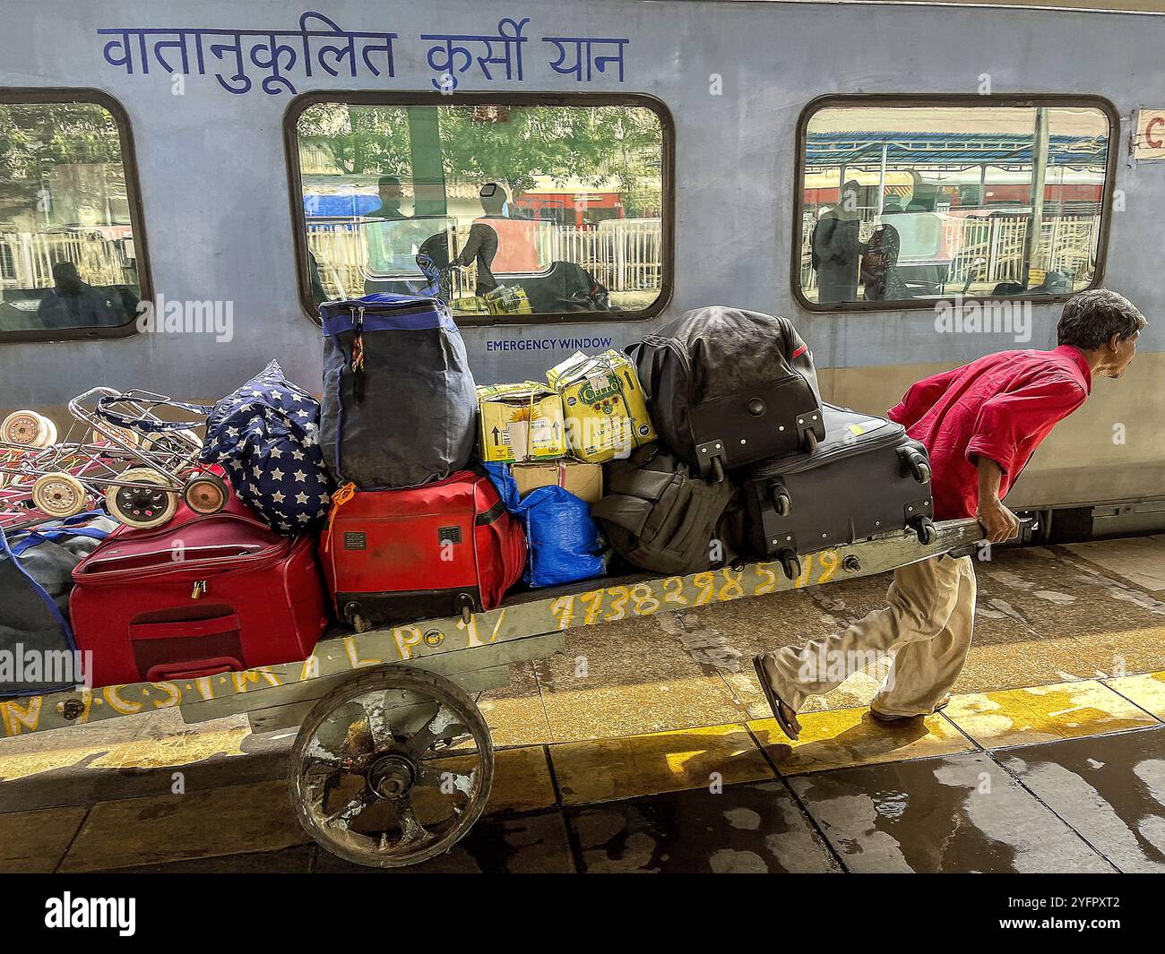 Portabagagli alla stazione centrale di Mumbai, India Foto Stock