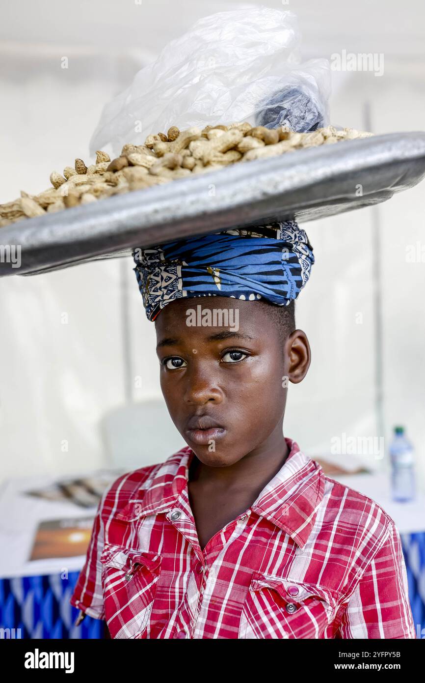 Ragazzo che vende arachidi a Lomé, Togo Foto Stock