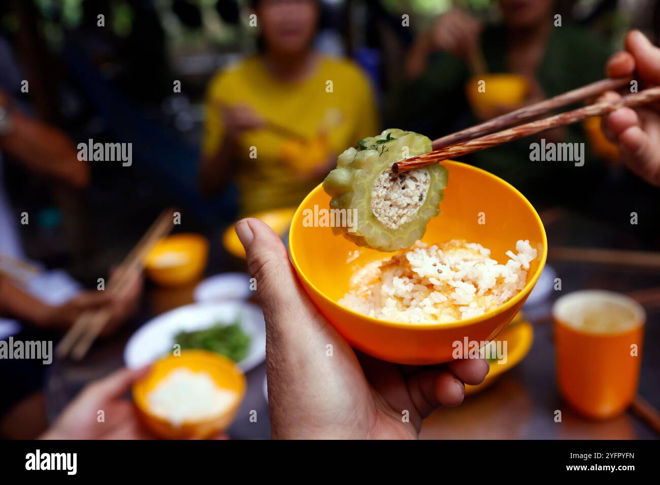 Un gruppo di amici gusta un pasto in un ristorante vegetariano. Una provincia di Giang. Mekong Delta, Vietnam. Foto Stock