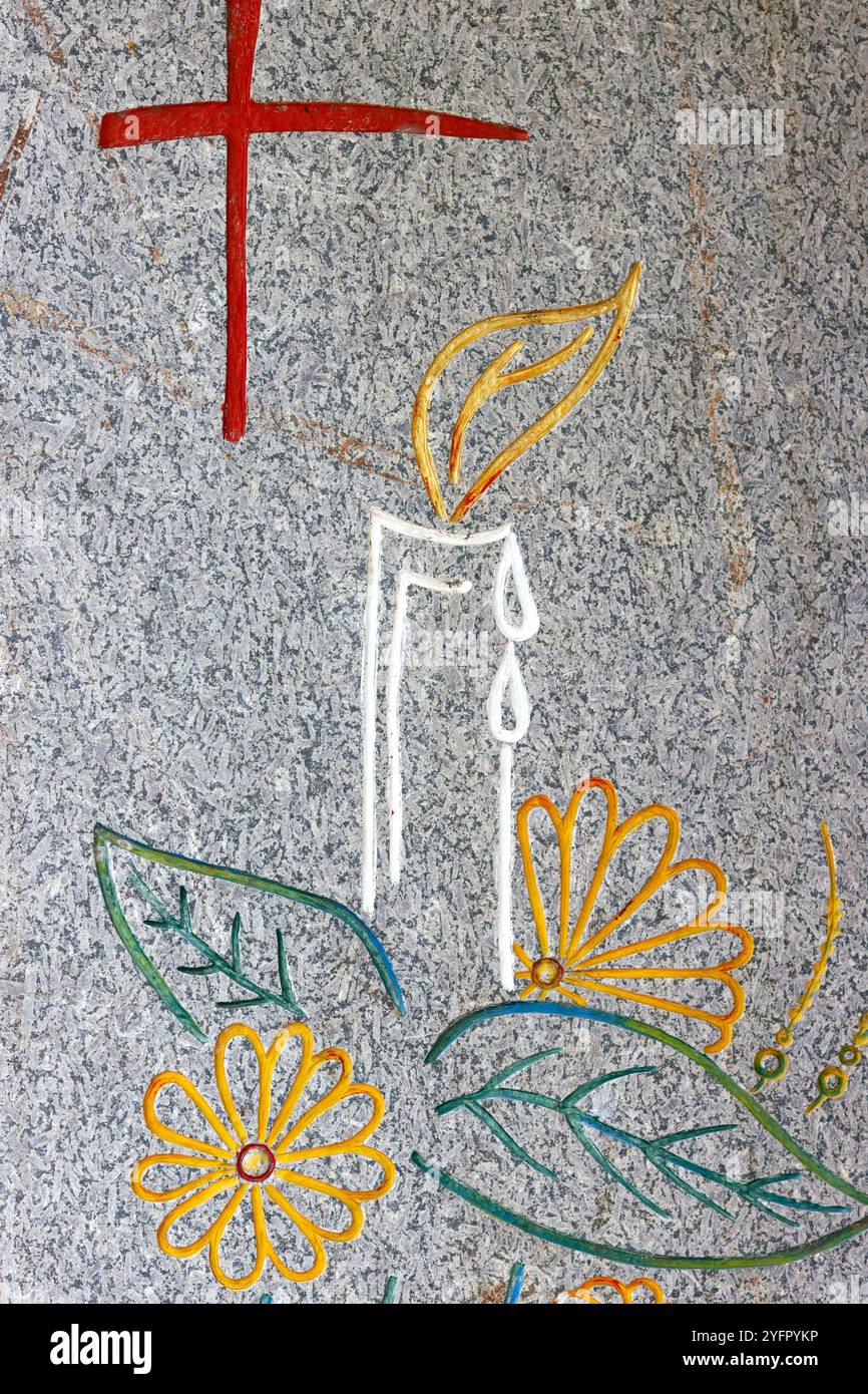 Candel e christian Cross. Simboli religiosi. Foto Stock