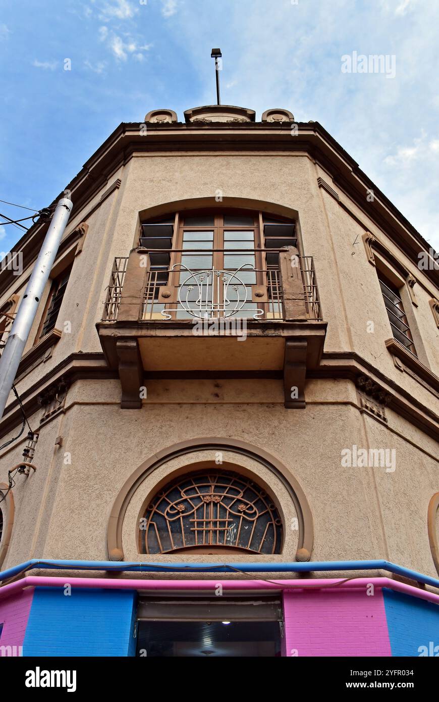 Balcone Art Nouveau sulla facciata antica di Ribeirao Preto, San Paolo, Brasile Foto Stock