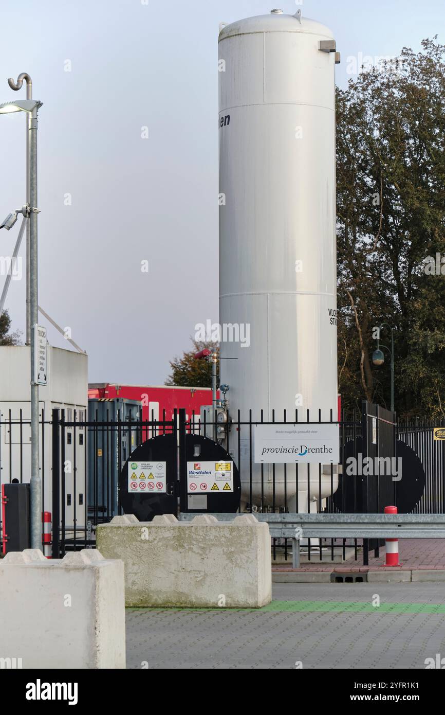 Energia rinnovabile nei Paesi Bassi: Stazione di rifornimento di idrogeno per autocarri in un'area di sosta , che promuove energia pulita e solut sostenibile per il trasporto pesante Foto Stock