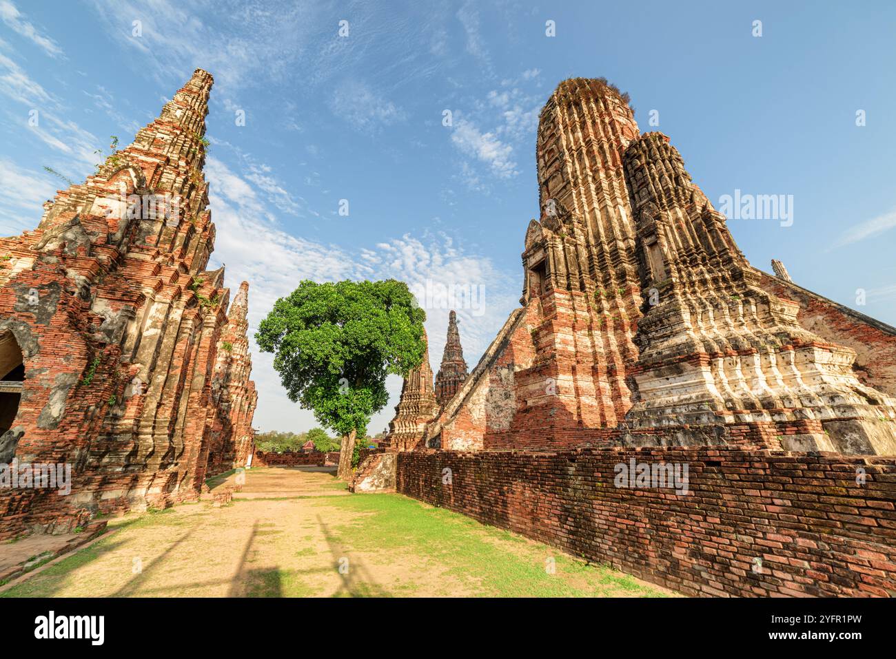 Le magnifiche torri di Wat Chaiwatthanaram ad Ayutthaya, Thailandia Foto Stock