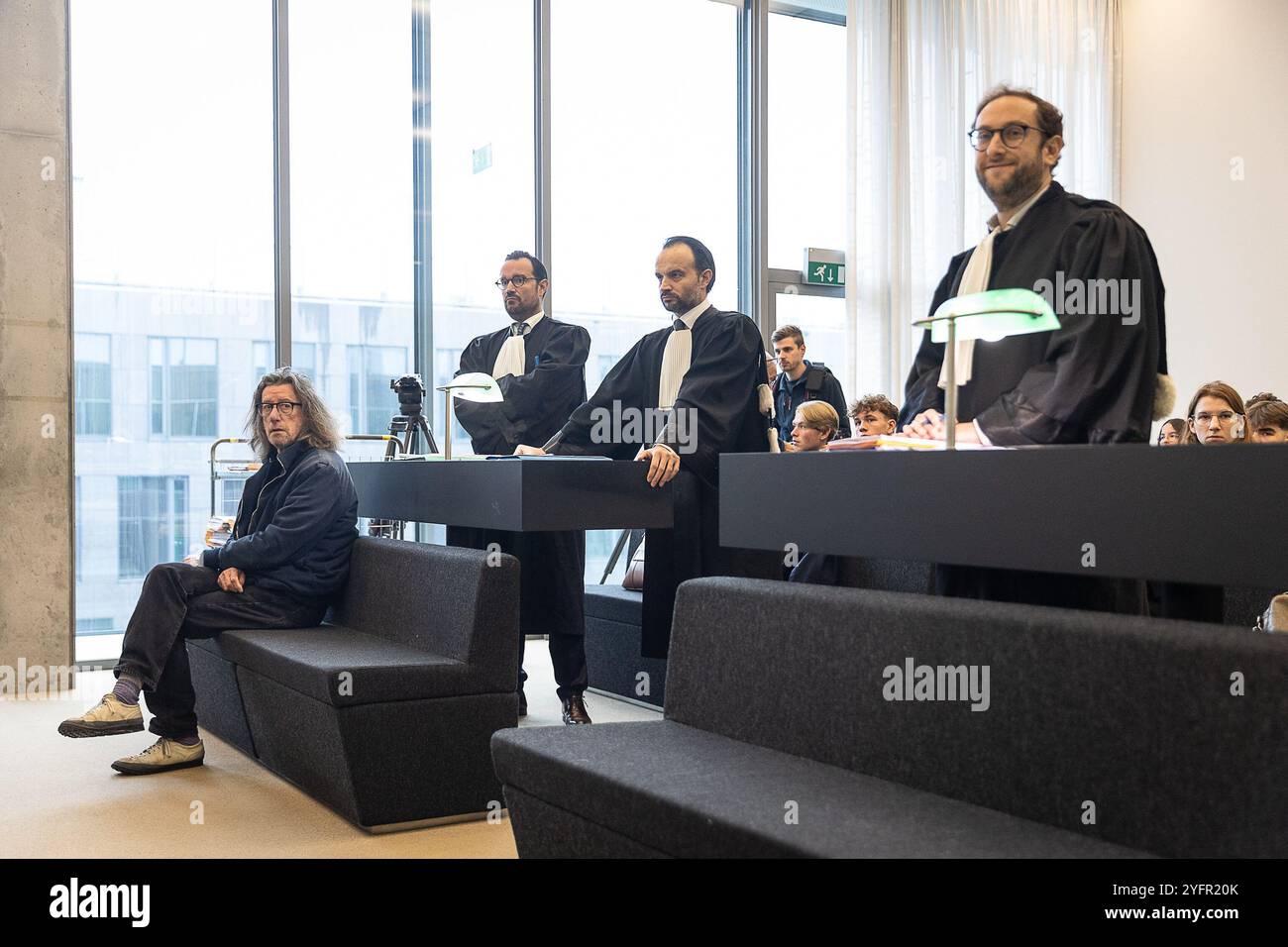 Lo scrittore Herman Brusselmans raffigurato mentre appare di fronte al Tribunale penale di Gent, martedì 05 novembre 2024. L'autore belga è stato convocato dal Jewish Information and Documentation Center (JID) come risultato della sua rubrica sul settimanale Humo. La citazione viene emessa al di fuori dell'ufficio del pubblico ministero, ma il pubblico ministero prenderà posizione al riguardo davanti al tribunale correttivo. BELGA FOTO JAMES ARTHUR GEKIERE Foto Stock