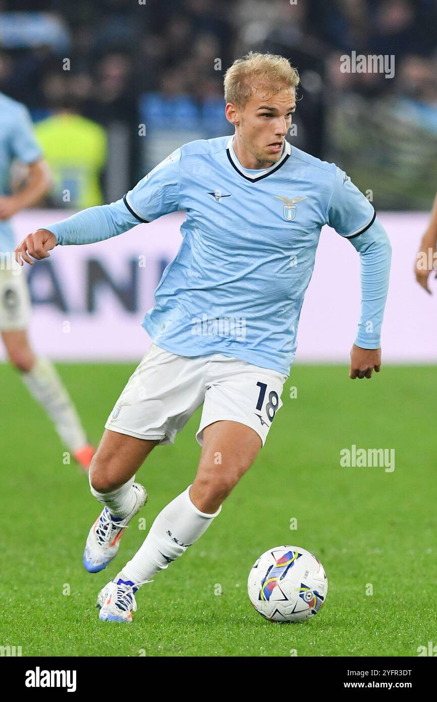 Gustav Isaksen del SS Lazio visto in azione durante la partita di serie A tra Lazio e Cagliari allo stadio olimpico. Punteggio finale Lazio 2 : 1 Cagliari Foto Stock