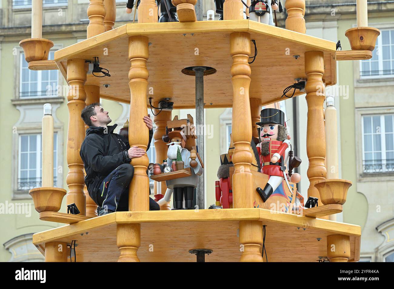 Sachsen Dresden Altmarkt Striezelmarkt - auf dem Altmarkt wurde am Montag von 6 Uhr bis 12,00 Uhr von 7 Mitarbeitern der Erzgebirgische Holzkunst Gahlenz GmbH die größte erzgbirgische Stufen-Weihnachtspyramide 14,6 m hoch der Welt aufgestellt - die 1997 42 in der Bäcker vom Stollenverband und eine tradionelle Krippe sind u.a.. zu sehen. Nel diesem Jahr wurden die tra Foto Stock