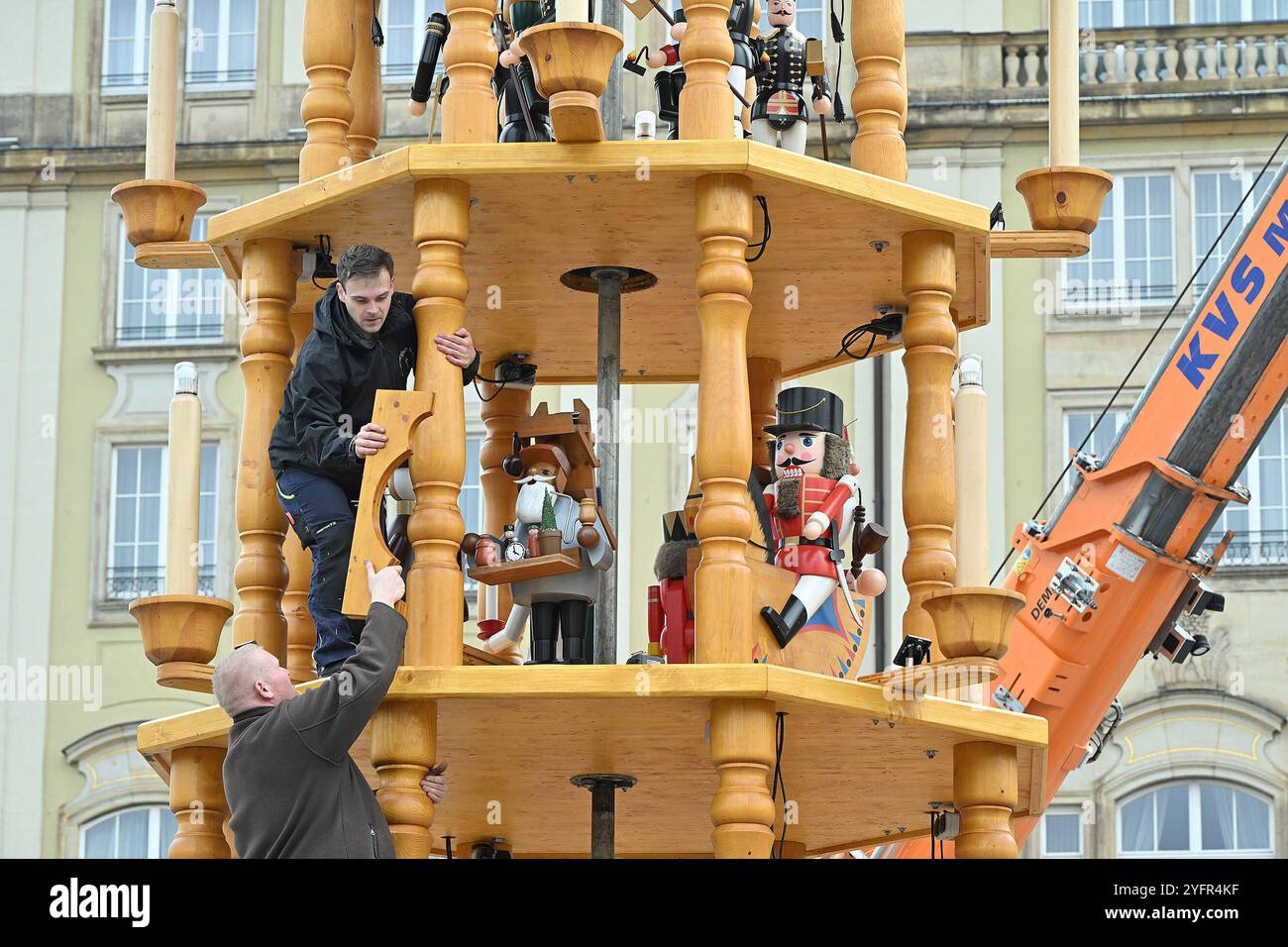 Sachsen Dresden Altmarkt Striezelmarkt - auf dem Altmarkt wurde am Montag von 6 Uhr bis 12,00 Uhr von 7 Mitarbeitern der Erzgebirgische Holzkunst Gahlenz GmbH die größte erzgbirgische Stufen-Weihnachtspyramide 14,6 m hoch der Welt aufgestellt - die 1997 42 in der Bäcker vom Stollenverband und eine tradionelle Krippe sind u.a.. zu sehen. Nel diesem Jahr wurden die tra Foto Stock