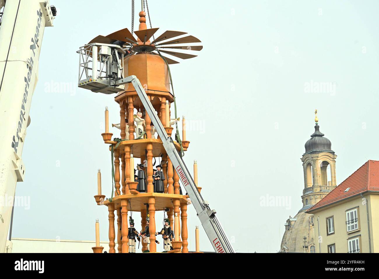 Sachsen Dresden Altmarkt Striezelmarkt - auf dem Altmarkt wurde am Montag von 6 Uhr bis 12,00 Uhr von 7 Mitarbeitern der Erzgebirgische Holzkunst Gahlenz GmbH die größte erzgbirgische Stufen-Weihnachtspyramide 14,6 m hoch der Welt aufgestellt - die 1997 42 in der Bäcker vom Stollenverband und eine tradionelle Krippe sind u.a.. zu sehen. Nel diesem Jahr wurden die tra Foto Stock