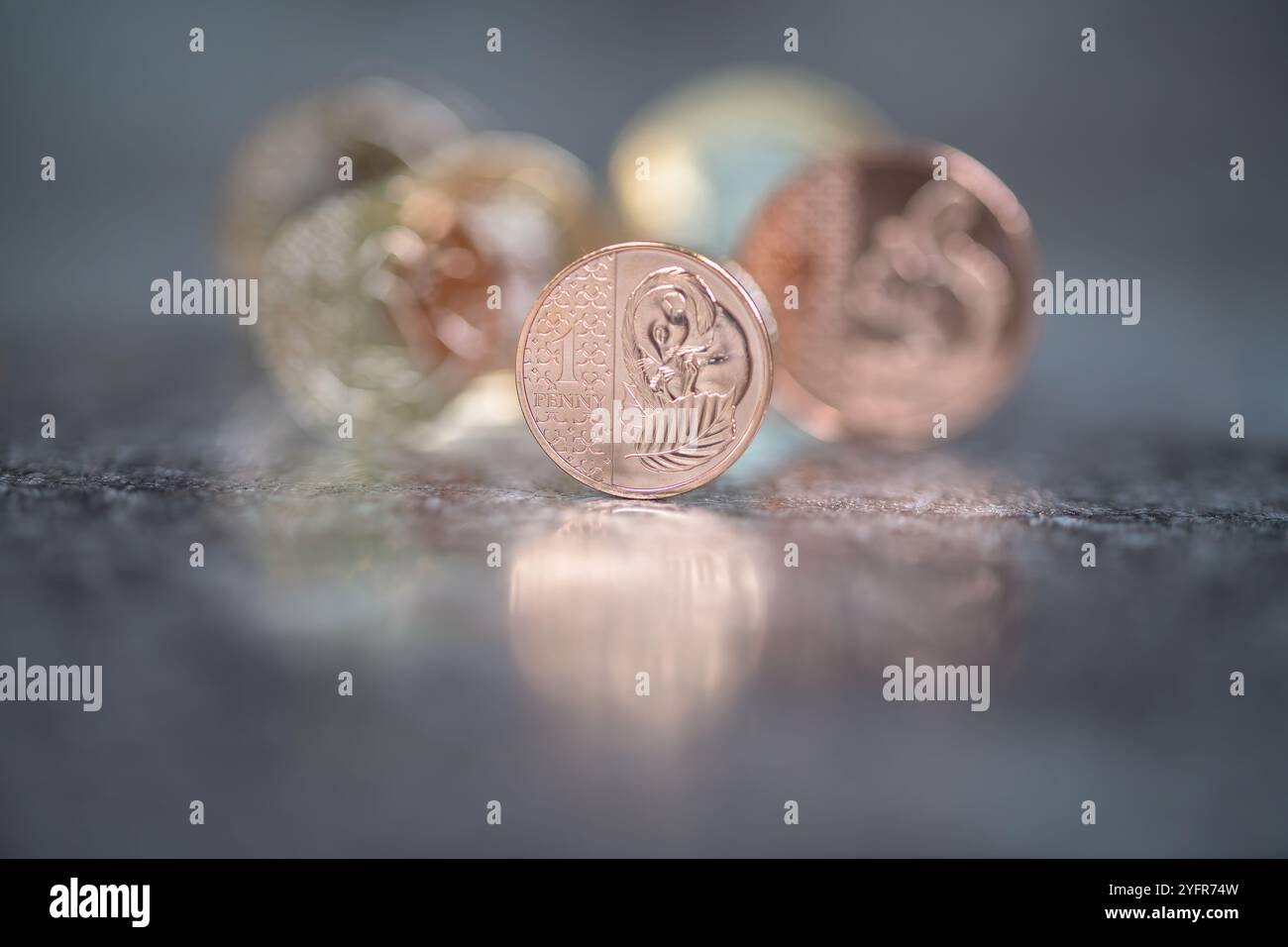 Sterling Coins, sua altezza reale Re Carlo III, in piedi su un top nero riflettente Foto Stock