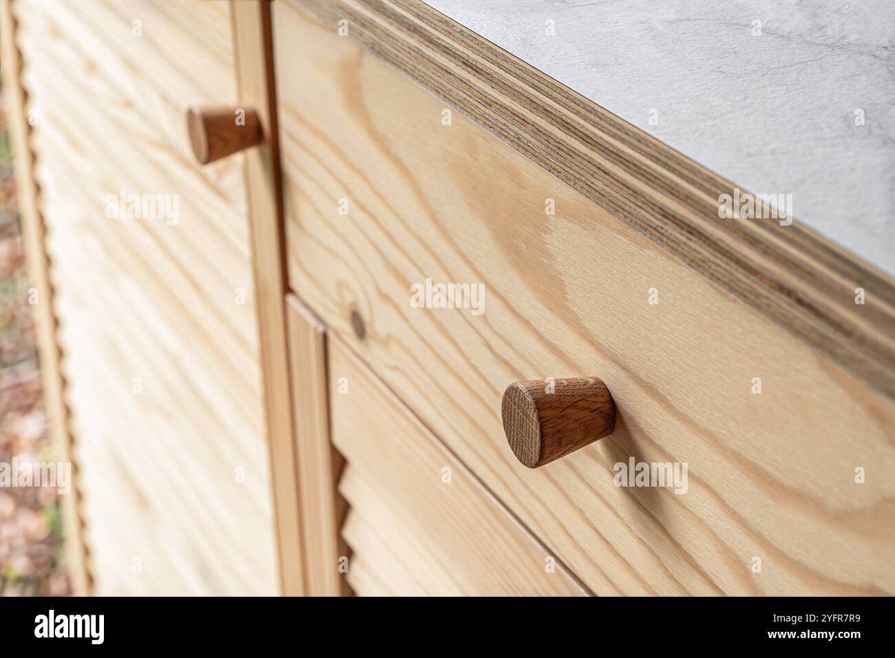 Porte con feritoie in legno con maniglie a pomello in legno per primo piano. Le porte a sfinestratura della cucina esterna sono realizzate in legno di pino chiaro con motivi a grana naturale Foto Stock
