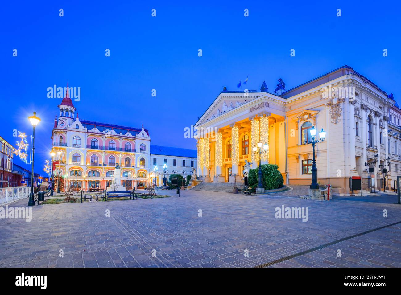 Oradea, Romania. Piazza Re Ferdinando, decorazione notturna invernale illuminata - Teatro Queen Mary. Foto Stock