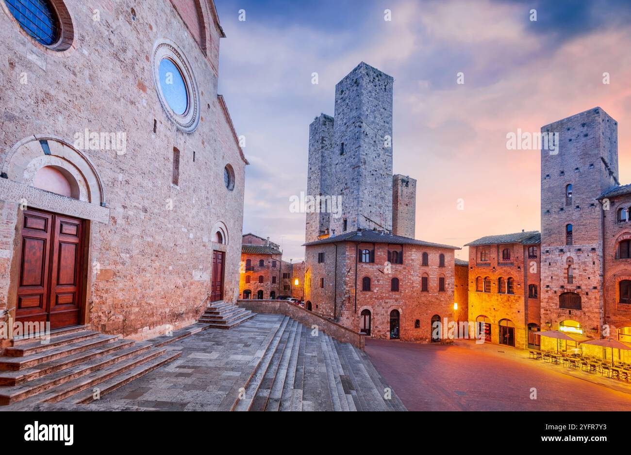 San Gimignano, Toscana. Vista pittoresca della famosa Piazza del Duomo con Torri Ardinghelli, Torre Chigi e Torre Rognosa. Tipica cittadina collinare toscana in Foto Stock