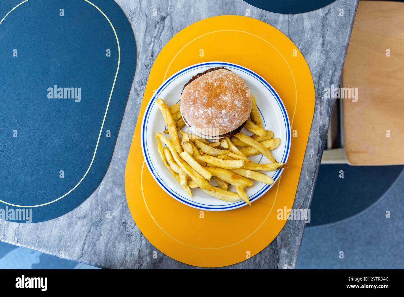 asporto di bruger and chips fish and chips Foto Stock