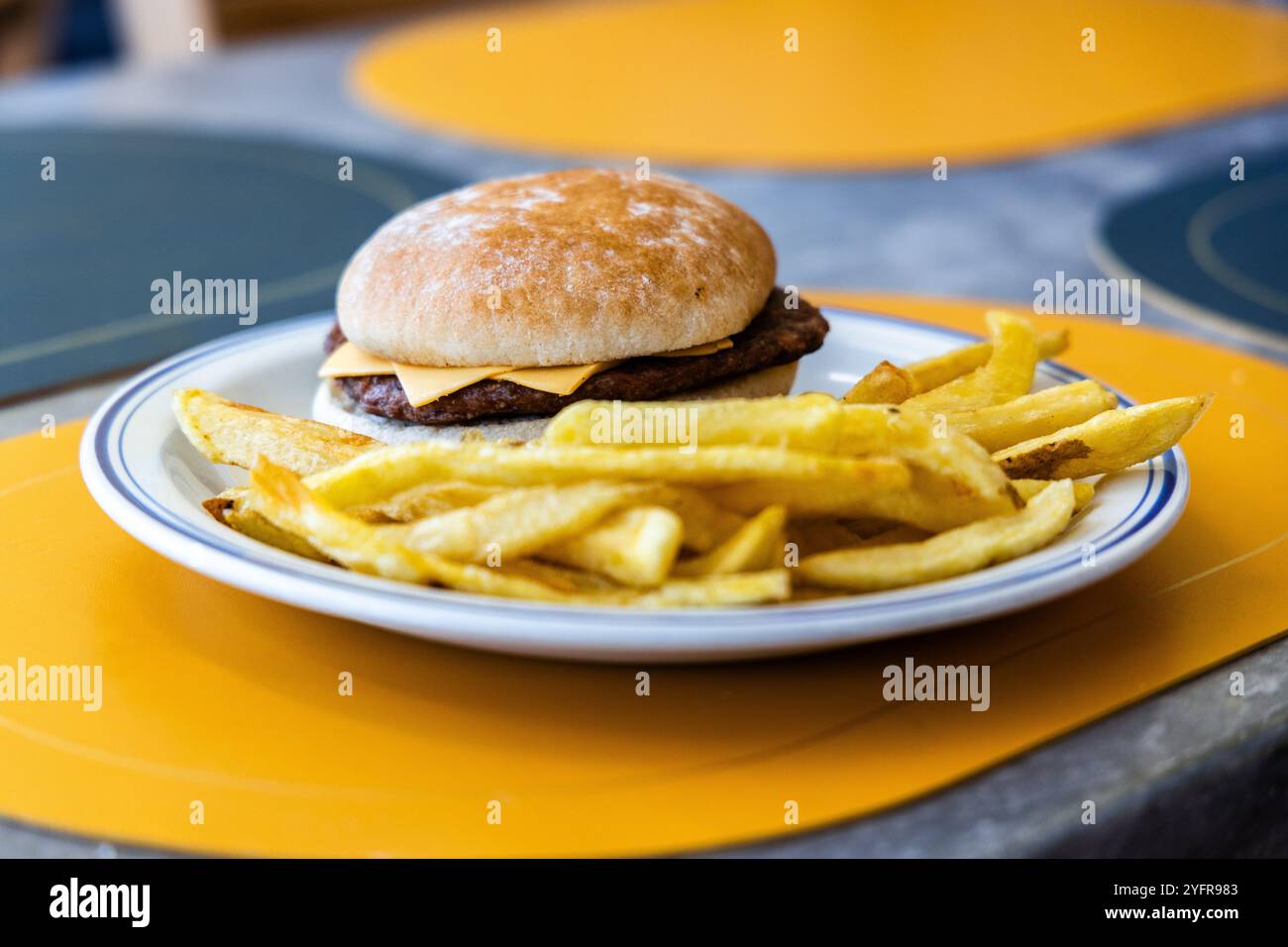 hamburger al formaggio e patatine fritte Foto Stock