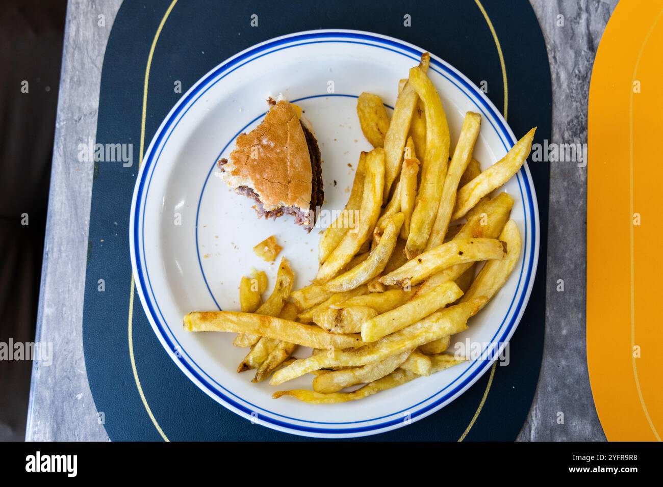 hamburger mangiato 9/10 Foto Stock