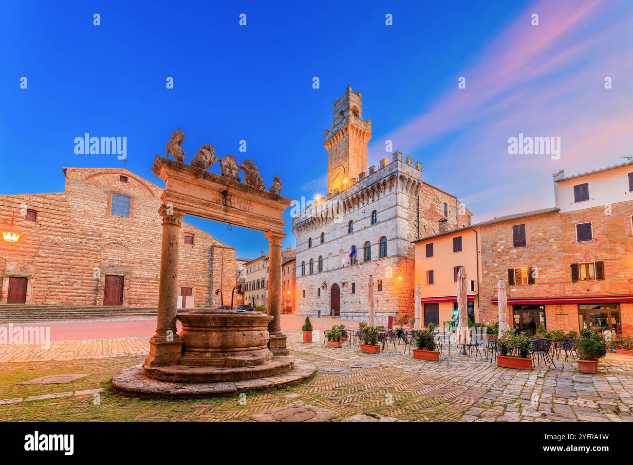 Montepulciano, Toscana, Italia. Il Municipio in Piazza grande al tramonto. Foto Stock