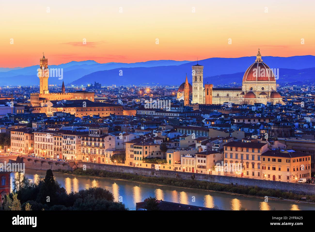 Vista di Firenze dopo il tramonto da Piazzale Michelangelo, Firenze, Italia Foto Stock