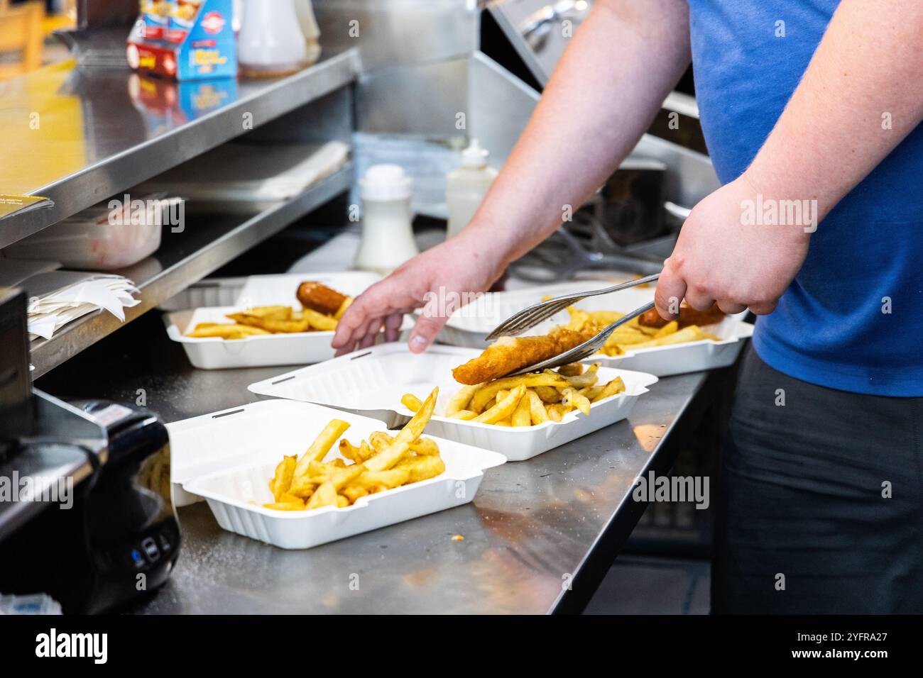 fish and chips da asporto, salsicce e patatine fritte Foto Stock