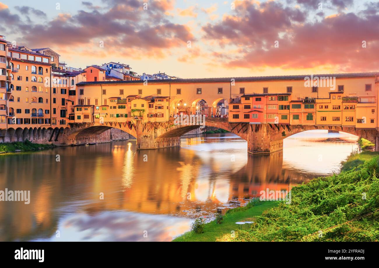 Firenze, Italia. Ponte Vecchio ponte sul fiume Arno al crepuscolo. Foto Stock