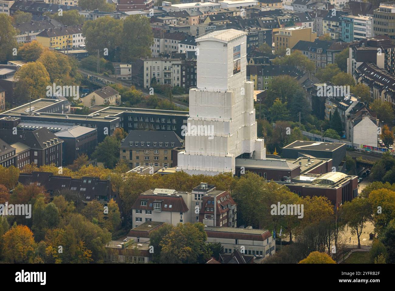 Luftbild, Deutsches Bergbau-Museum Bochum mit Baustelle und Renovierung des verhüllten Förderturms, Wahrzeichen und Sehenswürdigkeit, Hofstede, Bochum, Ruhrgebiet, Nordrhein-Westfalen, Deutschland ACHTUNGxMINDESTHONORARx60xEURO *** Vista aerea, Museo minerario tedesco di Bochum con cantiere e ristrutturazione della torre tortuosa coperta, punto di riferimento e vista, Hofstede, Bochum, zona della Ruhr, Renania settentrionale-Vestfalia, Germania ATTENTIONxMINDESTHONORARx60xEURO Foto Stock