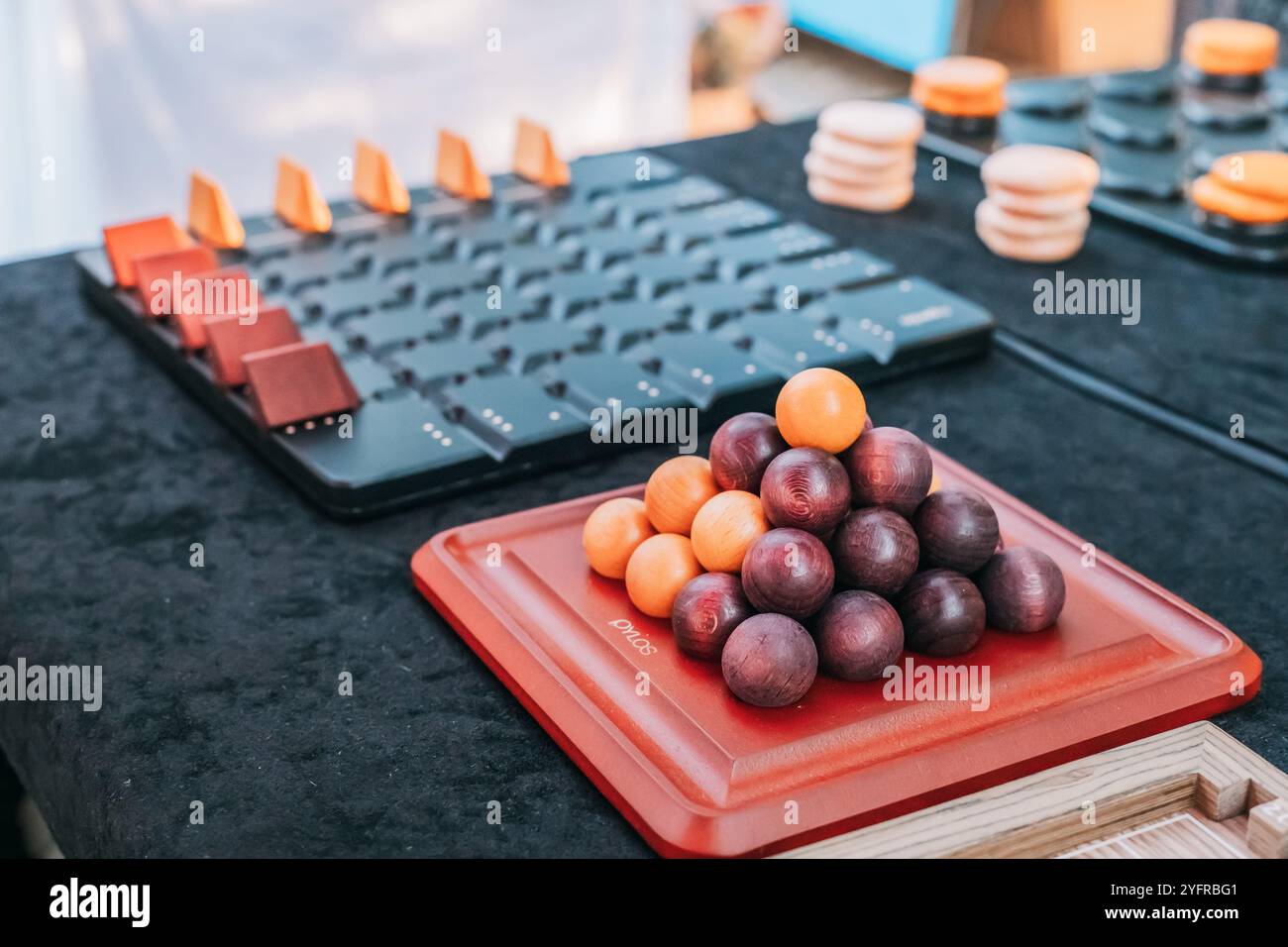 1° settembre 2024, Belgrado, Serbia: Vivace allestimento della partita di Pylos con palline disposte su una tavola di legno. Il gioco è progettato per pla strategico Foto Stock
