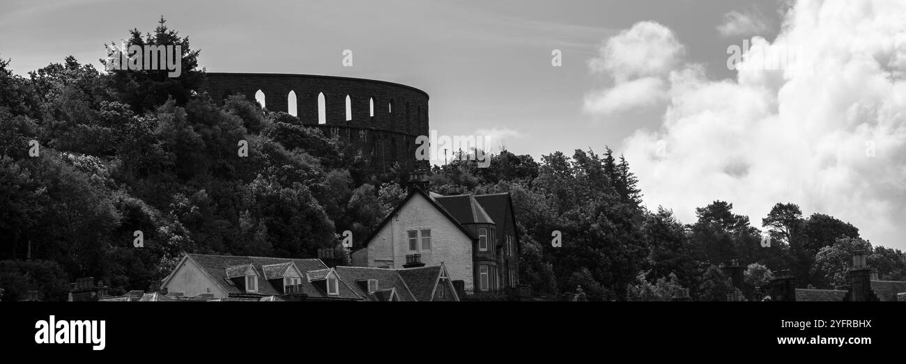 Bianco e nero di McCaig's Tower & Battery Hill, Oban, Scozia Foto Stock