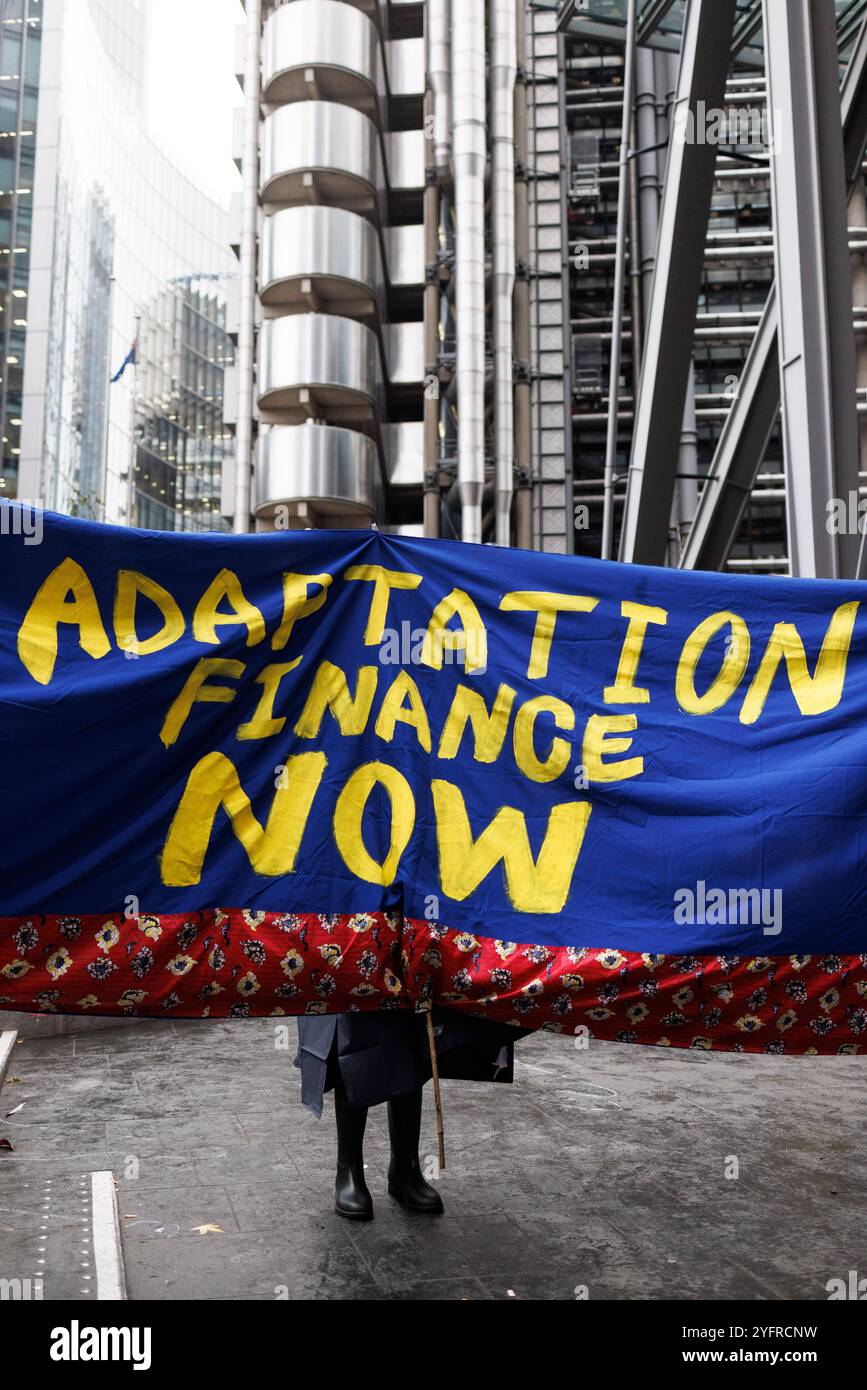 28 ottobre 2024. Città di Londra, Regno Unito. Extinction Rebellion “assicurare la nostra sopravvivenza” protesta. Per tre giorni questa settimana, migliaia di persone che sostengono l’assicurazione di XR la nostra campagna di sopravvivenza hanno organizzato proteste e azioni di alto profilo nella City di Londra chiedendo agli assicuratori di smettere di assicurare tutti i nuovi progetti di petrolio, gas e carbone. I progetti di combustibili fossili – carbone, gas e petrolio – non possono funzionare senza assicurazione. Questo pone il settore assicurativo in una posizione di potere unico per avere un impatto sul futuro del nostro mondo. Extinction Rebellion dice: Perché gli assicuratori target? L'assicurazione è il tallone d'Achille del mondo f Foto Stock