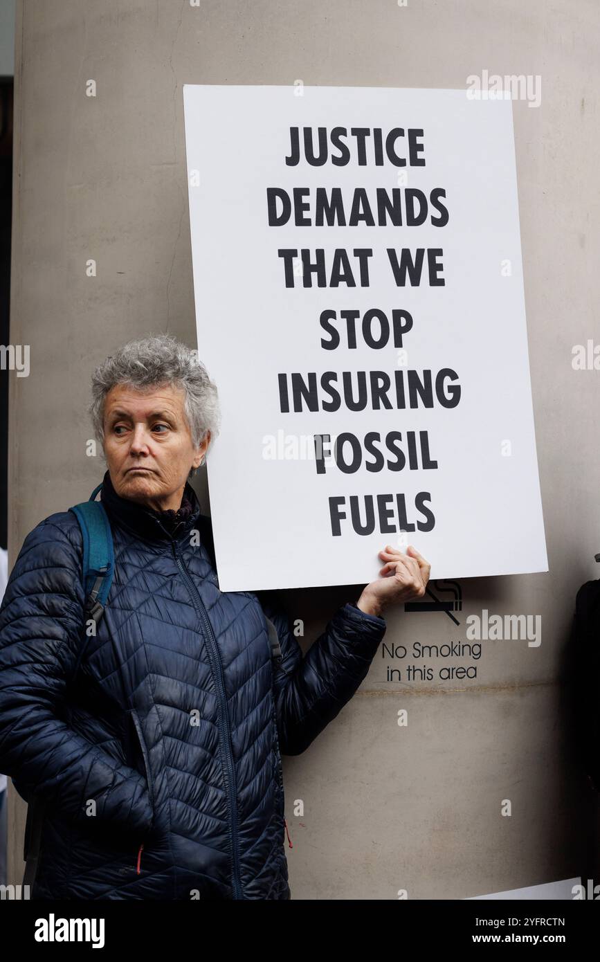 28 ottobre 2024. Città di Londra, Regno Unito. Extinction Rebellion “assicurare la nostra sopravvivenza” protesta. Per tre giorni questa settimana, migliaia di persone che sostengono l’assicurazione di XR la nostra campagna di sopravvivenza hanno organizzato proteste e azioni di alto profilo nella City di Londra chiedendo agli assicuratori di smettere di assicurare tutti i nuovi progetti di petrolio, gas e carbone. I progetti di combustibili fossili – carbone, gas e petrolio – non possono funzionare senza assicurazione. Questo pone il settore assicurativo in una posizione di potere unico per avere un impatto sul futuro del nostro mondo. Extinction Rebellion dice: Perché gli assicuratori target? L'assicurazione è il tallone d'Achille del mondo f Foto Stock
