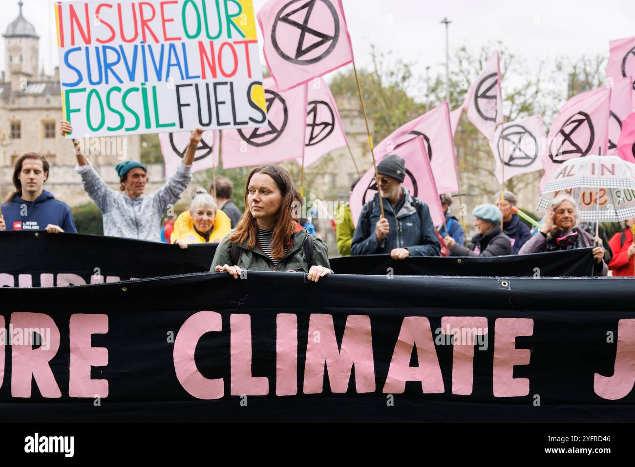 28 ottobre 2024. Città di Londra, Regno Unito. Extinction Rebellion “assicurare la nostra sopravvivenza” protesta. Per tre giorni questa settimana, migliaia di persone che sostengono l’assicurazione di XR la nostra campagna di sopravvivenza hanno organizzato proteste e azioni di alto profilo nella City di Londra chiedendo agli assicuratori di smettere di assicurare tutti i nuovi progetti di petrolio, gas e carbone. I progetti di combustibili fossili – carbone, gas e petrolio – non possono funzionare senza assicurazione. Questo pone il settore assicurativo in una posizione di potere unico per avere un impatto sul futuro del nostro mondo. Extinction Rebellion dice: Perché gli assicuratori target? L'assicurazione è il tallone d'Achille del mondo f Foto Stock