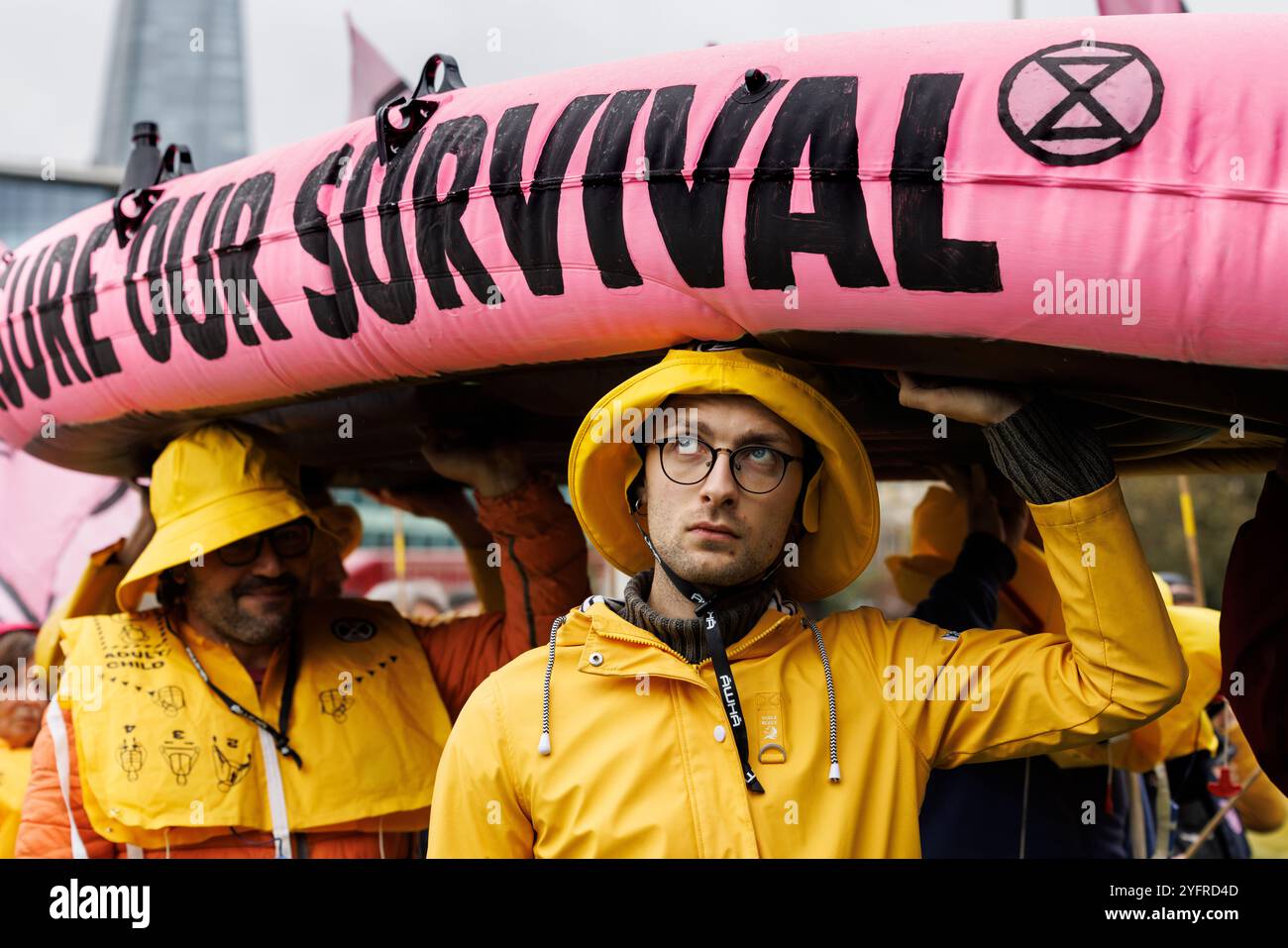 28 ottobre 2024. Città di Londra, Regno Unito. Extinction Rebellion “assicurare la nostra sopravvivenza” protesta. Per tre giorni questa settimana, migliaia di persone che sostengono l’assicurazione di XR la nostra campagna di sopravvivenza hanno organizzato proteste e azioni di alto profilo nella City di Londra chiedendo agli assicuratori di smettere di assicurare tutti i nuovi progetti di petrolio, gas e carbone. I progetti di combustibili fossili – carbone, gas e petrolio – non possono funzionare senza assicurazione. Questo pone il settore assicurativo in una posizione di potere unico per avere un impatto sul futuro del nostro mondo. Extinction Rebellion dice: Perché gli assicuratori target? L'assicurazione è il tallone d'Achille del mondo f Foto Stock