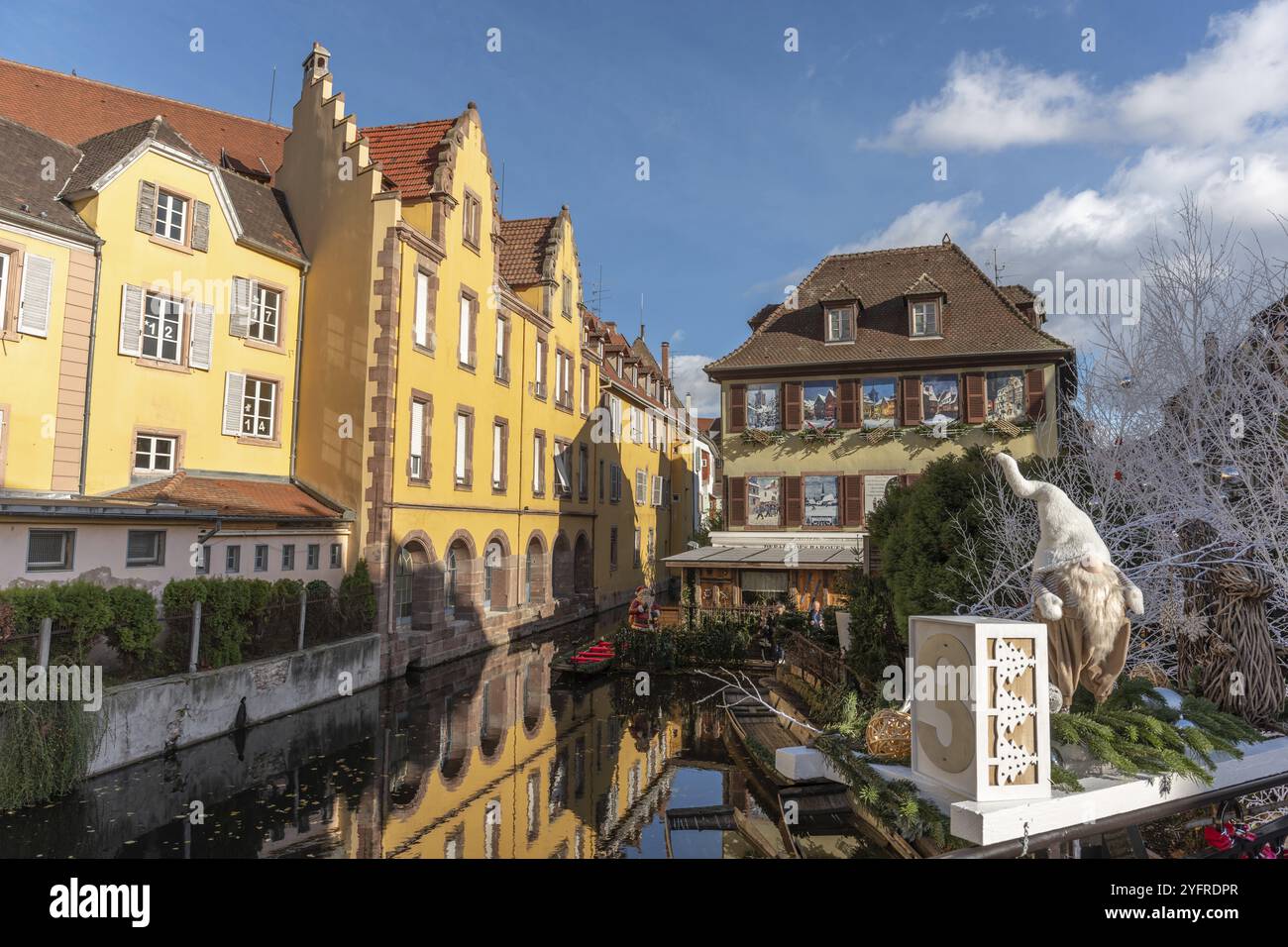 Piccola Venezia con decorazioni di strada durante il periodo natalizio nella città di Colmar. Alsazia, Francia, Europa Foto Stock