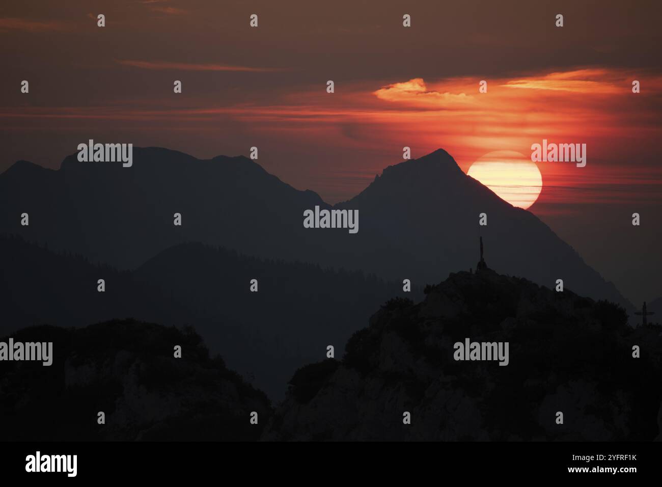 Alba nelle Alpi del Chiemgau con Zwiesel e Hochstaufen, Baviera, Germania, Europa Foto Stock