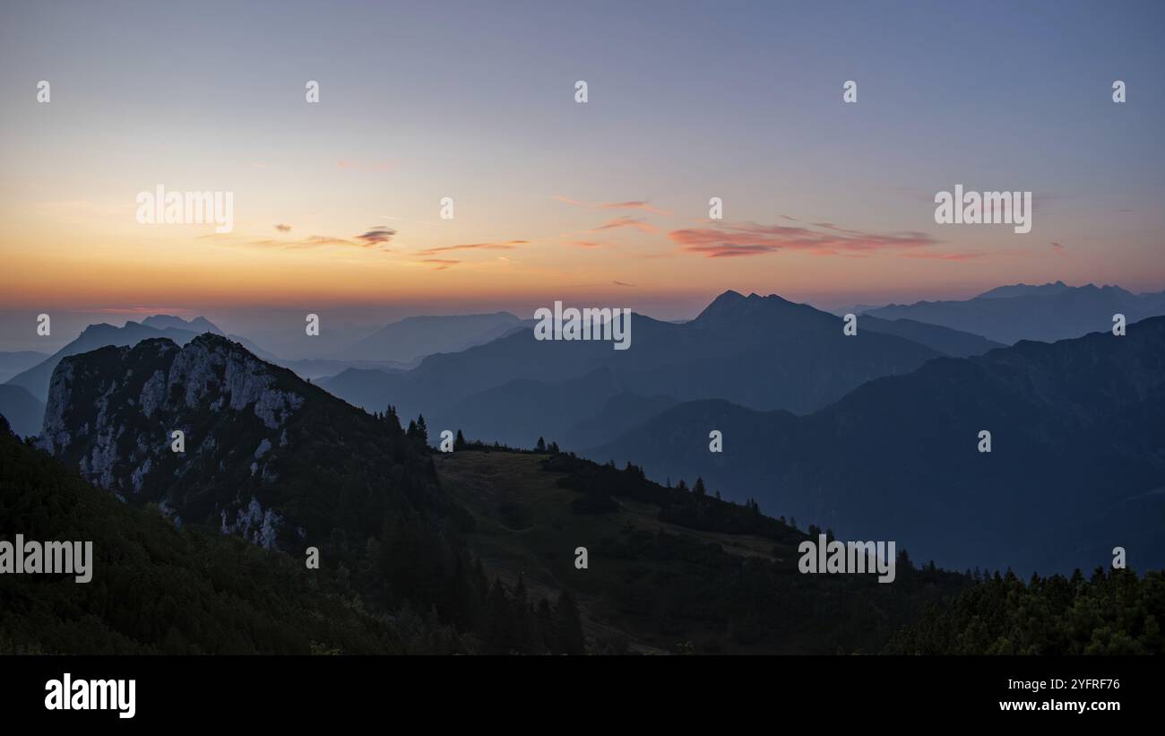 Alba nella riserva naturale Oestliche Chiemgauer Alpen con Hoerndlwand e alle sue spalle Rauschberg e Hochstaufen, al centro del Sonntagshorn, ON Foto Stock