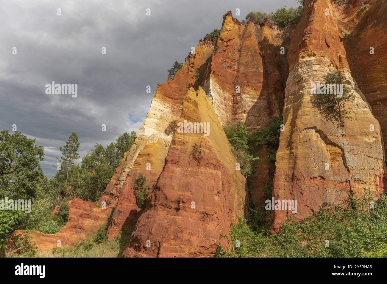 Luberon ocra vicino al villaggio di Roussillon. Meraviglia geologica in Provenza Foto Stock