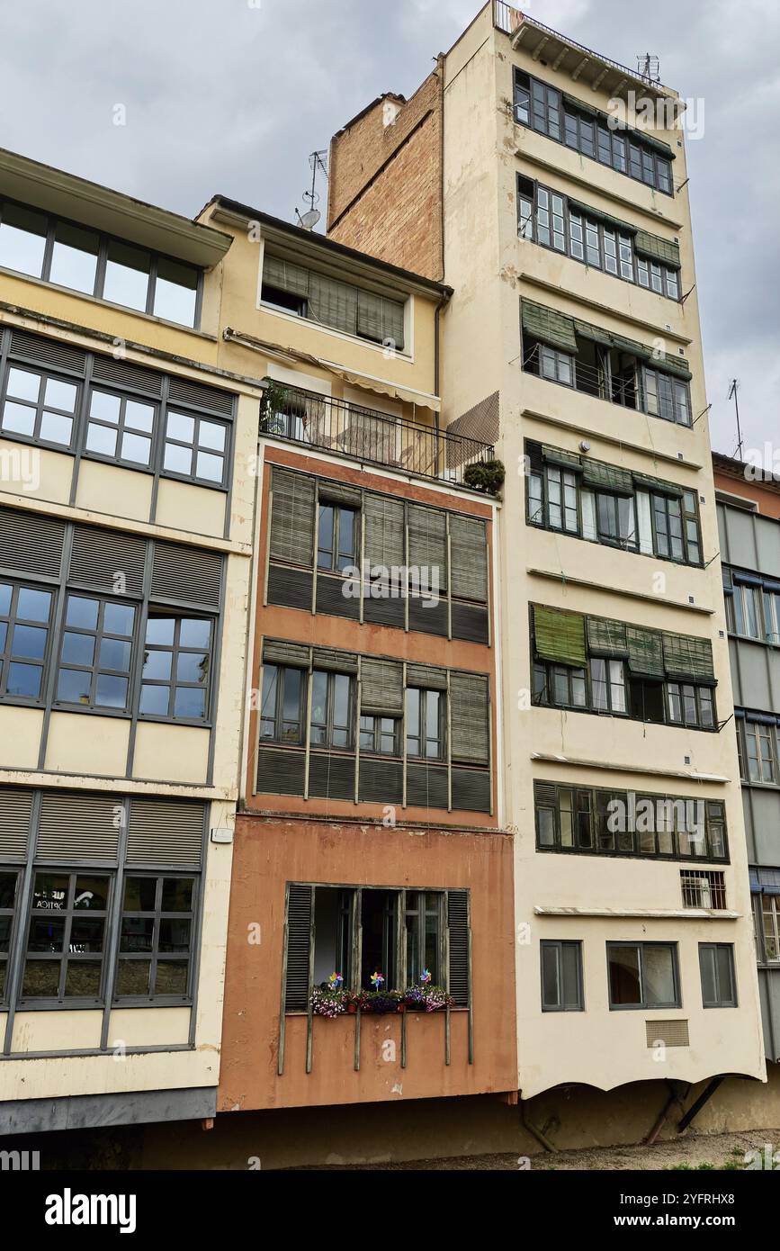 Cartelli LGBT su una finestra di appartamento di edificio residenziale. Bandiera arcobaleno simbolo di sostegno della comunità LGBTQ su un balcone a Barcellona, Spagna, Europa. LG Foto Stock