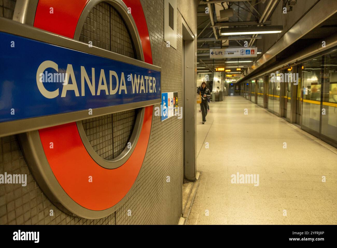 LONDRA - 30 OTTOBRE 2024: Canada Water Station. Stazione della metropolitana e Overground a SE16 sud-est di Londra Foto Stock