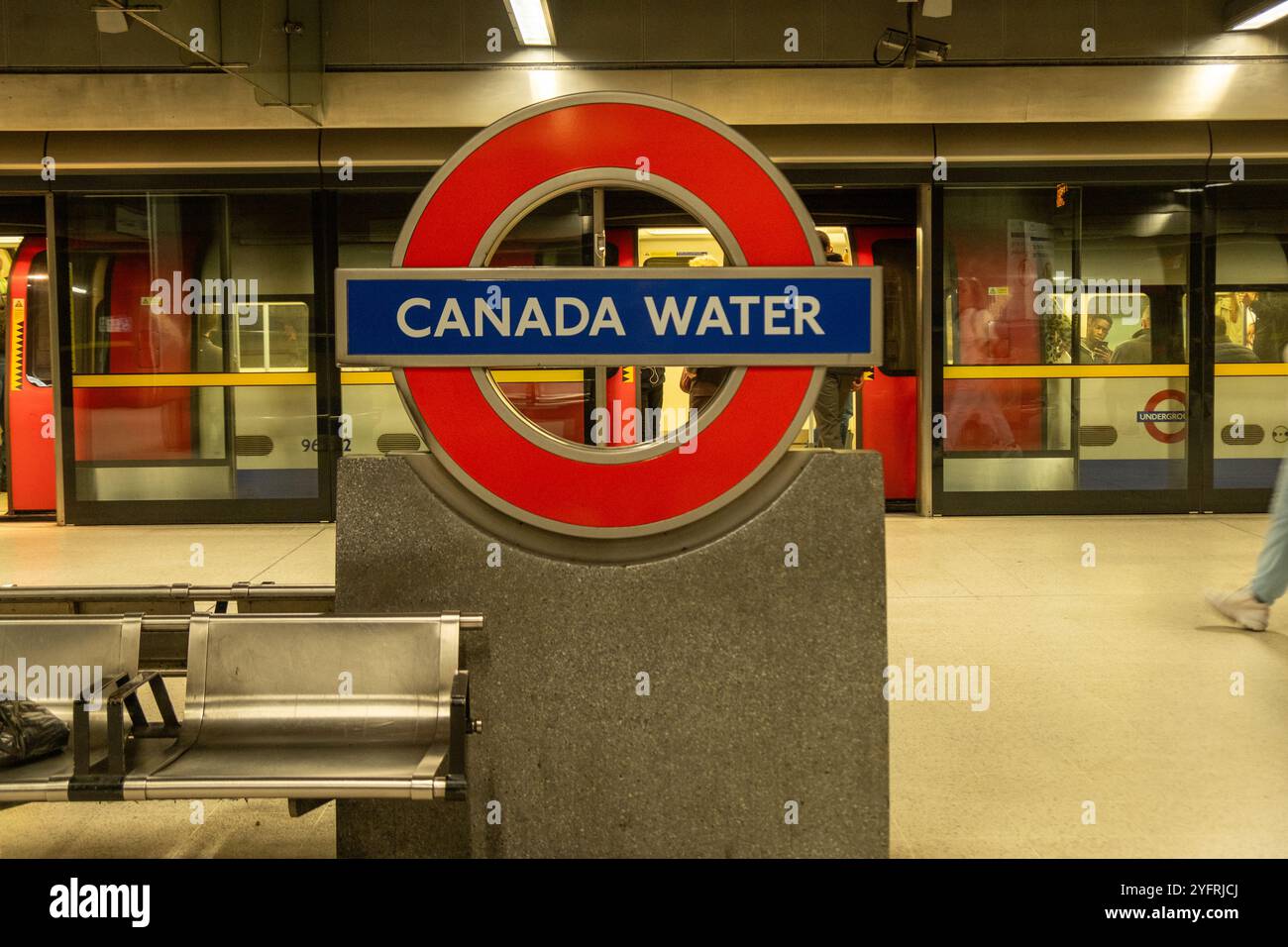 LONDRA - 30 OTTOBRE 2024: Canada Water Station. Stazione della metropolitana e Overground a SE16 sud-est di Londra Foto Stock