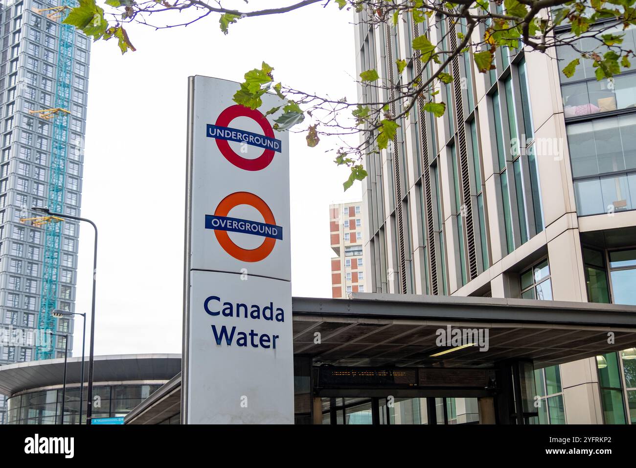 LONDRA - 30 OTTOBRE 2024: Canada Water Station. Stazione della metropolitana e Overground a SE16 sud-est di Londra Foto Stock