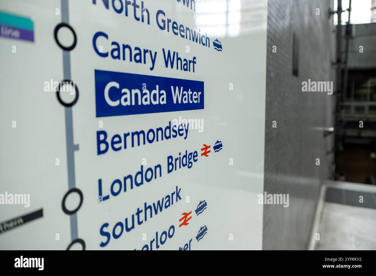 LONDRA - 30 OTTOBRE 2024: Canada Water Station. Stazione della metropolitana e Overground a SE16 sud-est di Londra Foto Stock