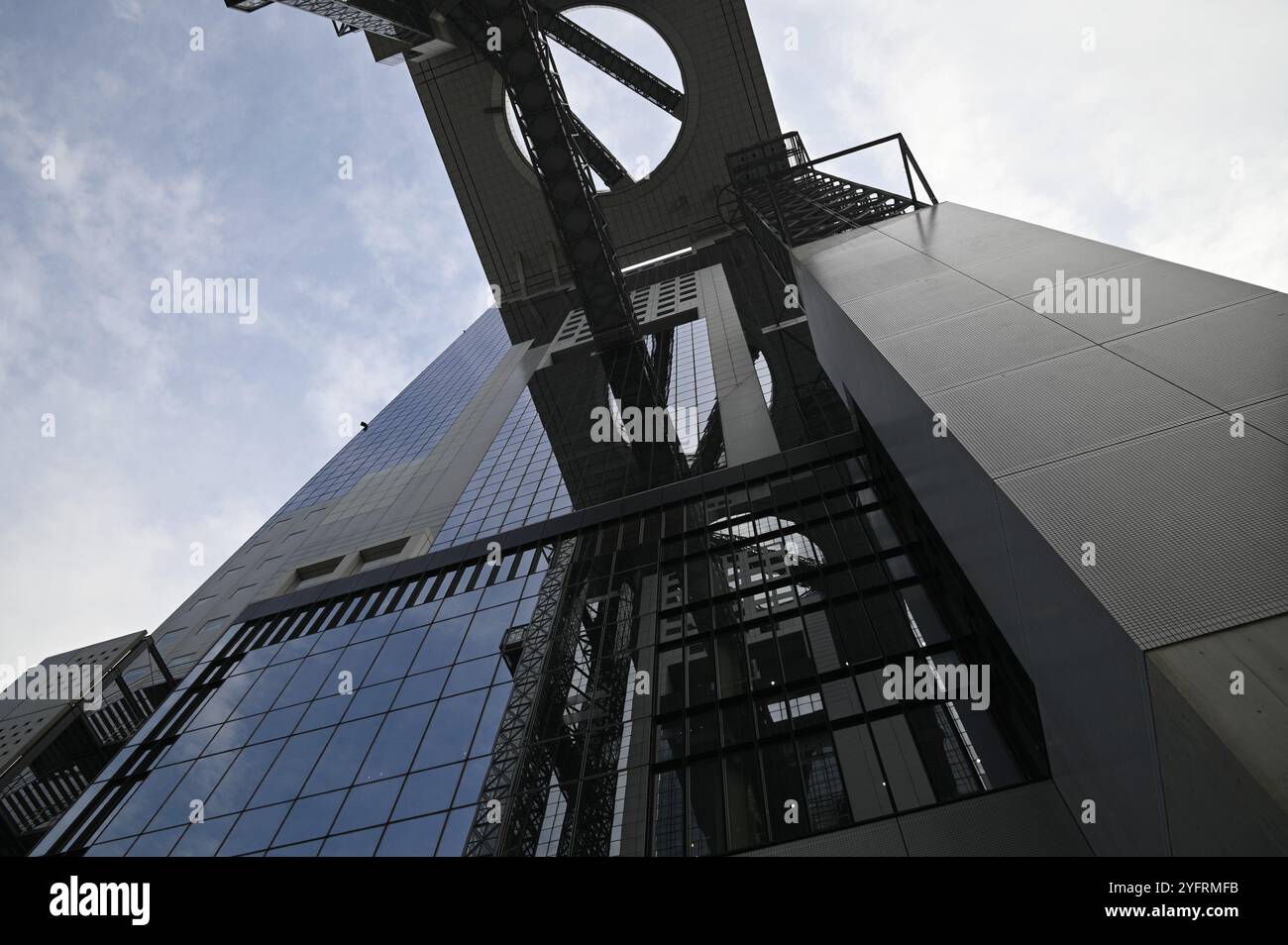 Vista panoramica di Sukai Biru, l'Umeda Sky Building, uno dei punti di riferimento più riconoscibili di Osaka, originariamente concepito come il progetto 'City of Air', JP. Foto Stock