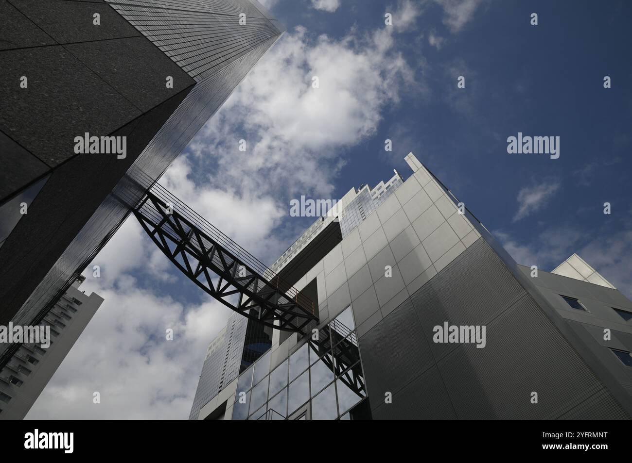 Vista panoramica di Sukai Biru, l'Umeda Sky Building, uno dei punti di riferimento più riconoscibili di Osaka, originariamente concepito come il progetto 'City of Air', JP. Foto Stock