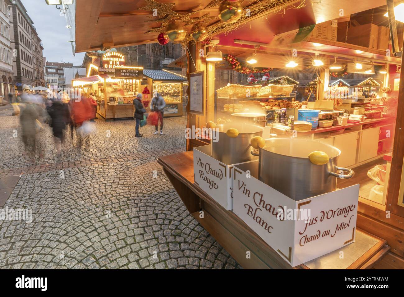 Famoso mercatino di Natale sulla piazza della cattedrale di Strasburgo in Alsazia. Precauzioni per la salute e gesti di barriera obbligatori, protezioni contro il co Foto Stock