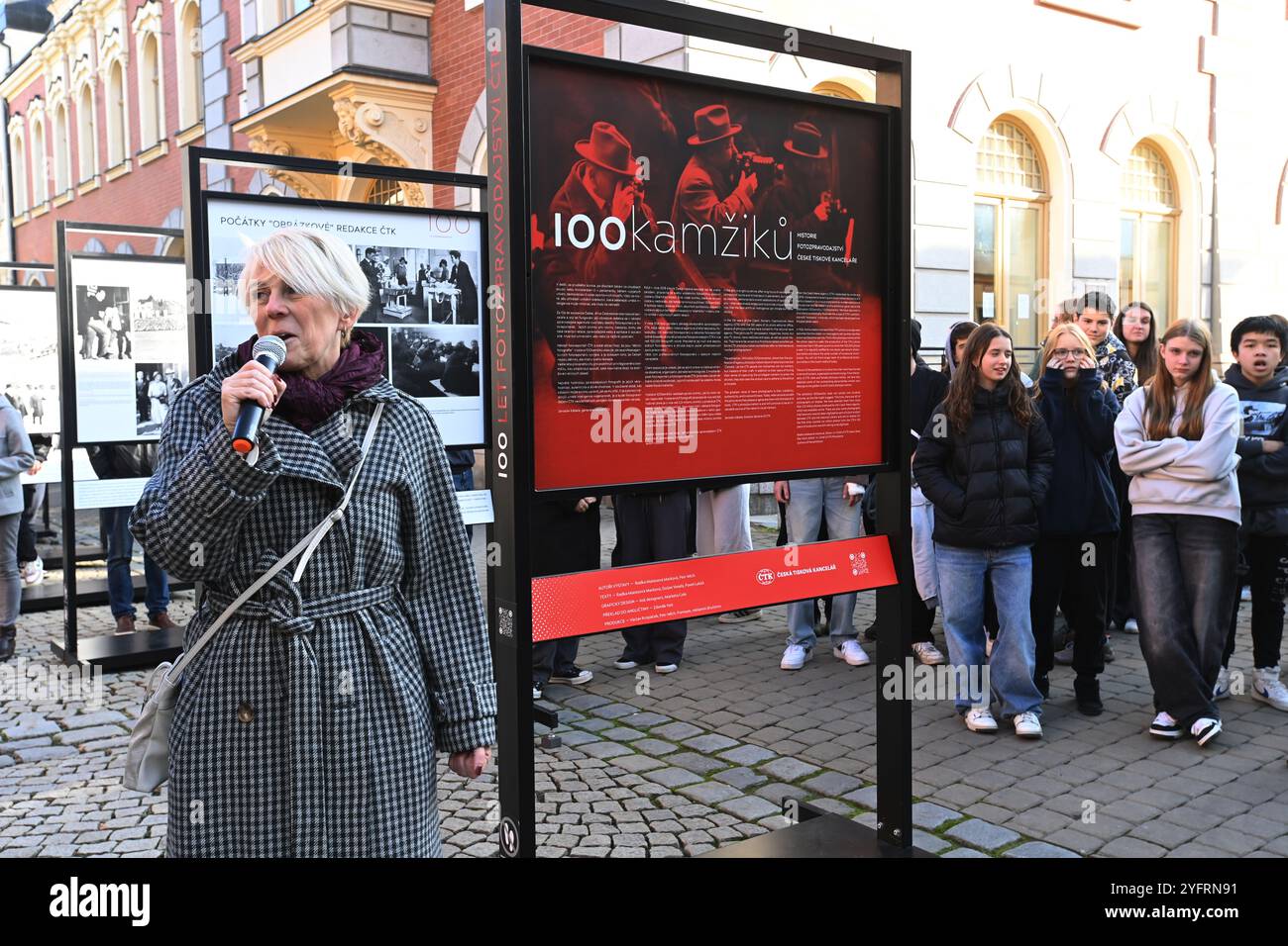 Cerimonia di apertura della mostra all'aperto Czech News Agency's (CTK) 100kamziku (100 Moments), dedicata al centenario della redazione fotografica dell'agenzia di stampa ceca a Sumperk, Repubblica Ceca, 5 novembre 2024. La mostra sarà esposta fino al 3 dicembre 2024. Consigliere Valerie Hruba. (Foto CTK/Ludek Perina) Foto Stock