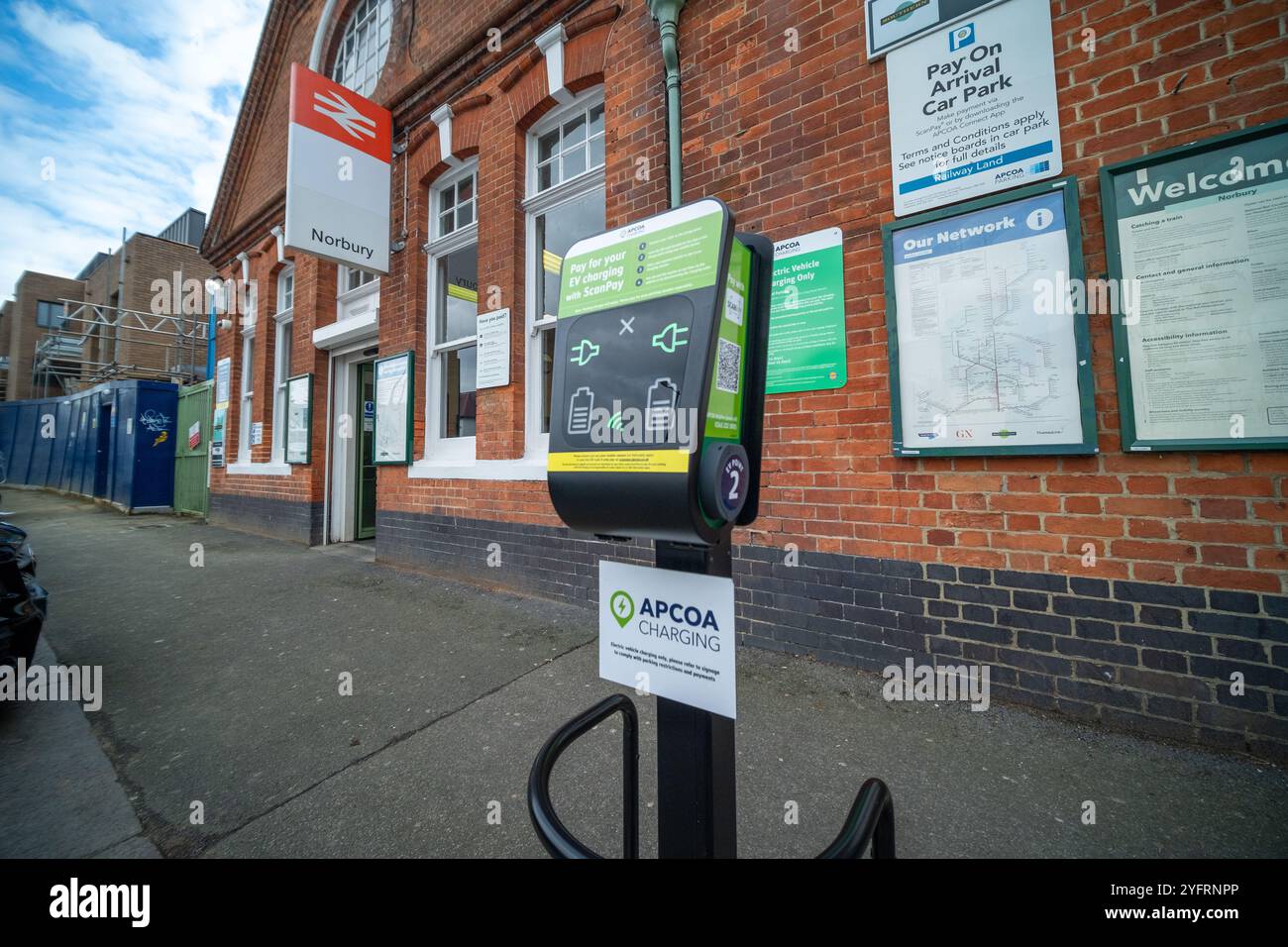 LONDRA - 24 SETTEMBRE 2024: Ricarica APCOA EV alla stazione di Norbury nella SW16 sud-ovest di Londra Foto Stock