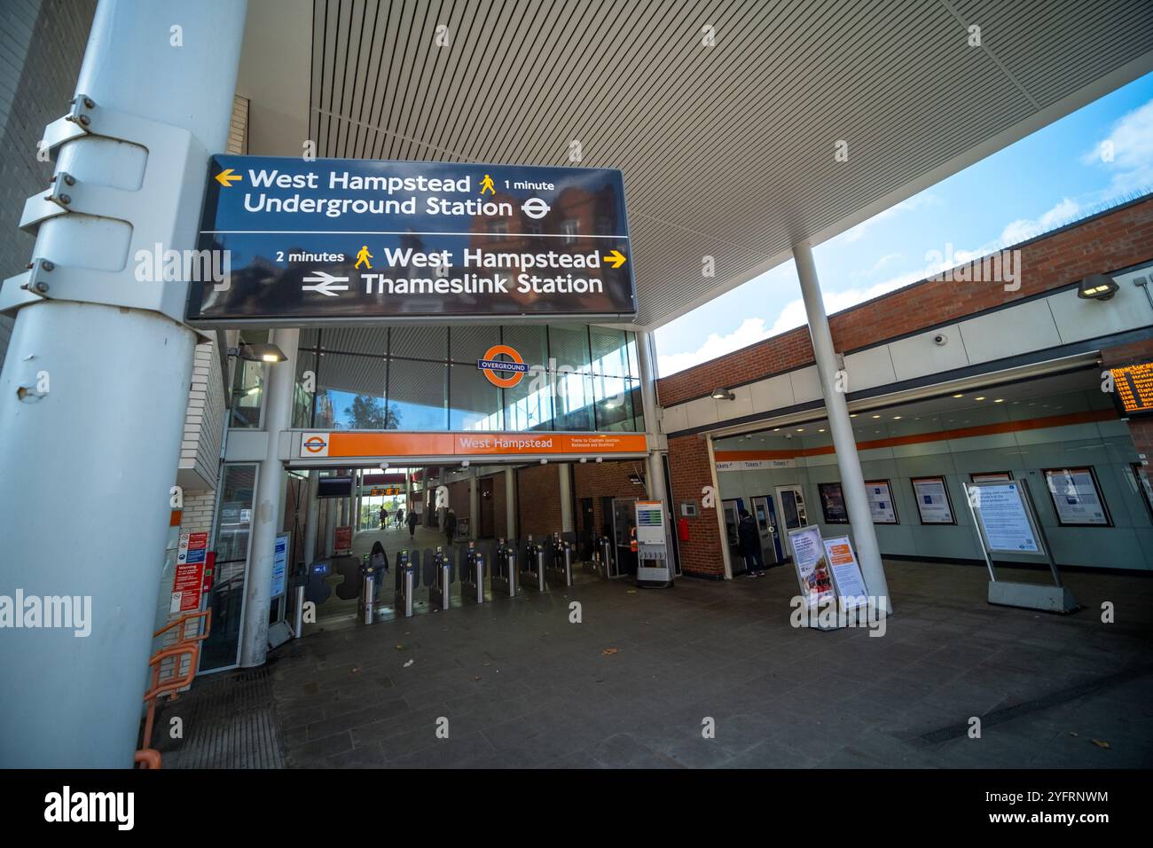 LONDRA - 7 OTTOBRE 2024: Stazione della West Hampstead Overground su West End Lane, NW6 nord ovest di Londra Foto Stock