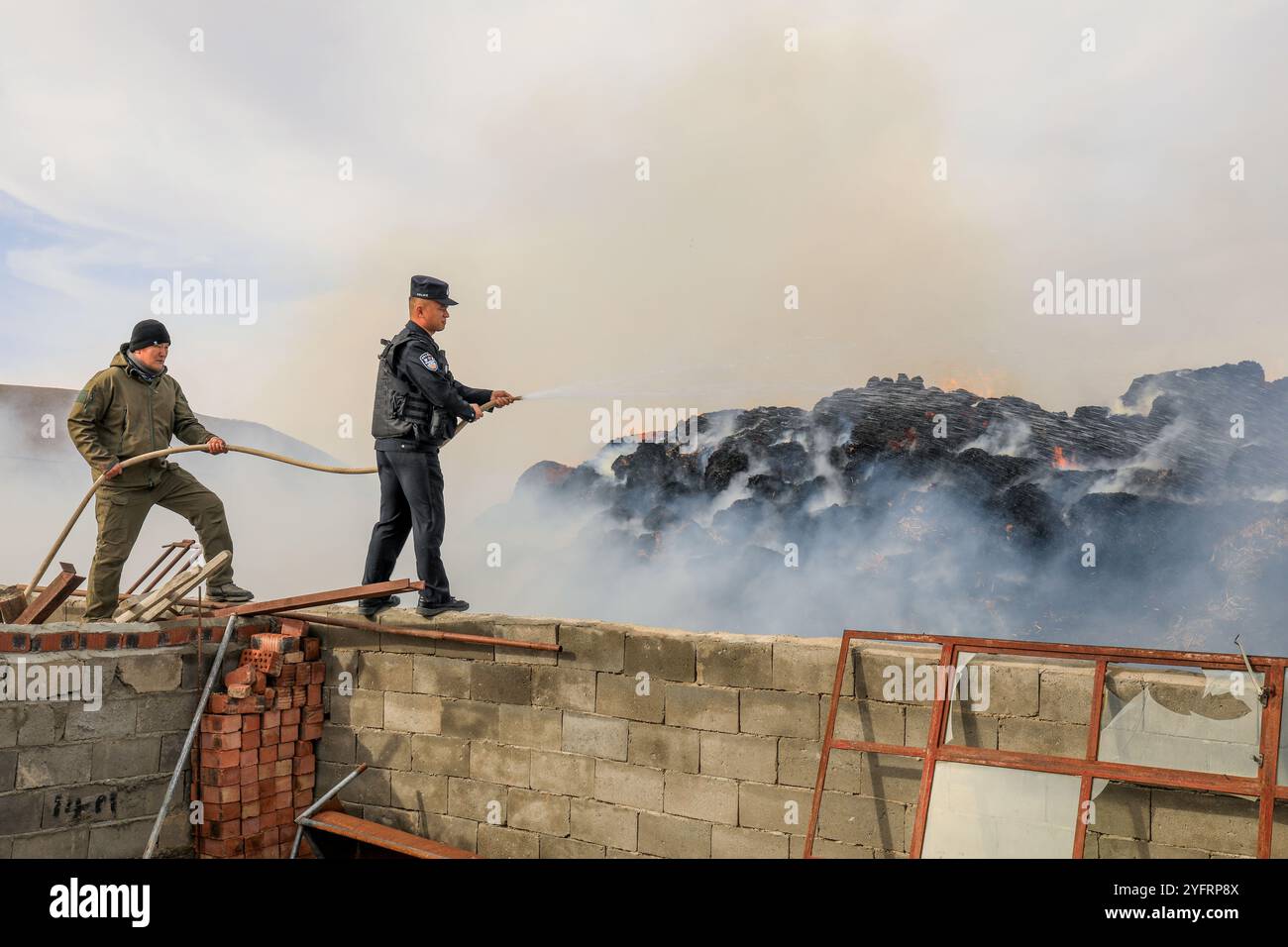 ALTAY, CINA - 5 NOVEMBRE 2024 - la polizia di frontiera ha sparato un incendio a un pagliaio in una casa di pastori ad Altay, provincia dello Xinjiang, Cina, 5 novembre 2024. Foto Stock